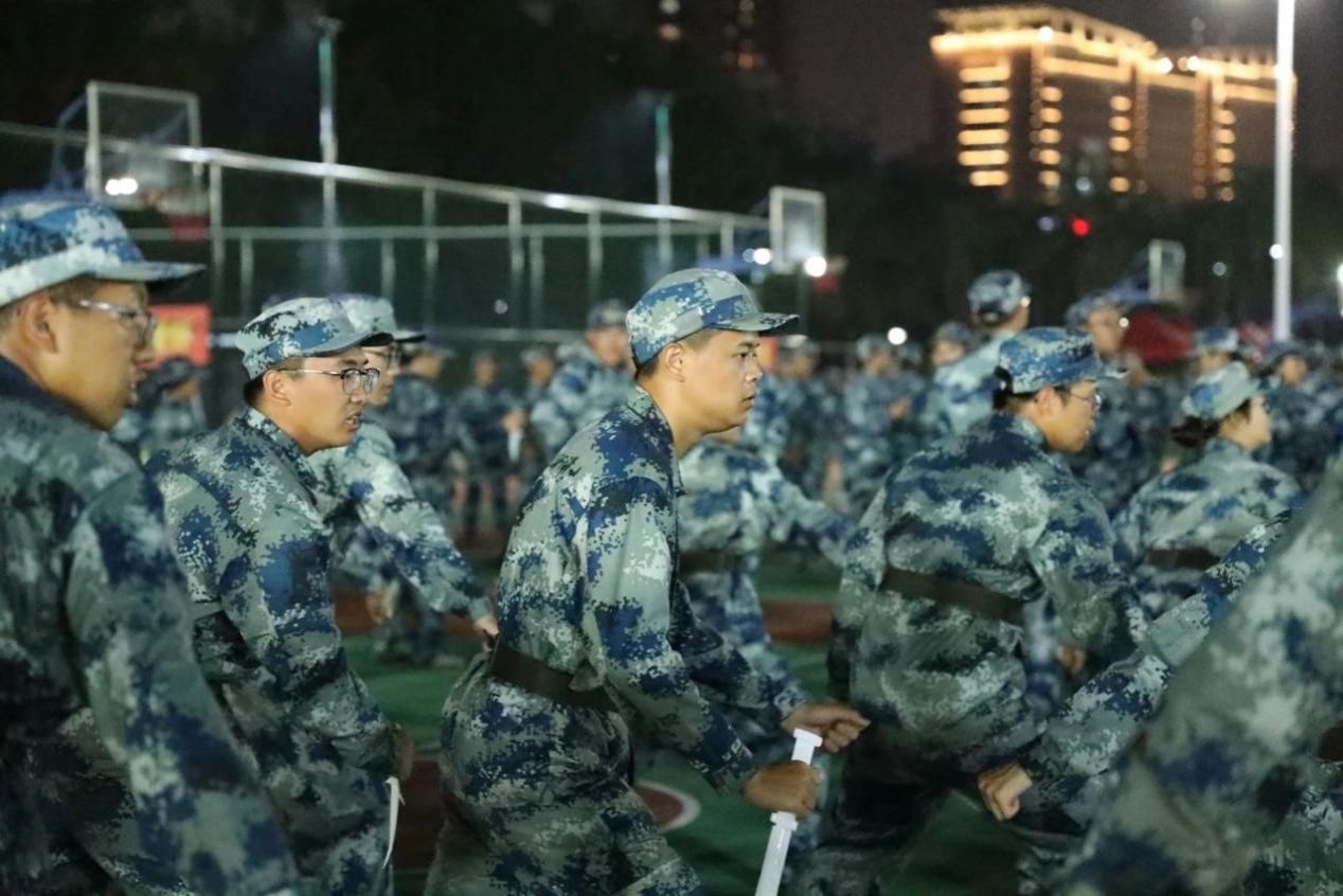 图片包含 军装, 桌子, 食物, 军事描述已自动生成